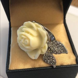 White rose and silver leaves ring.Size 7